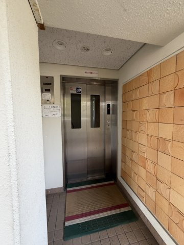 グリーンヒルズ鷹取１号棟のエントランス