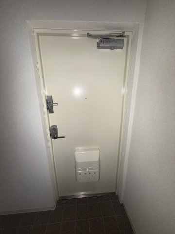 グリーンヒルズ鷹取１号棟の玄関