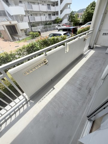 グリーンヒルズ鷹取１号棟のバルコニー