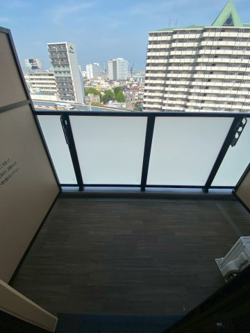 LIVIAZ KOBE SOLEILのバルコニー|外からの目が気にならないバルコニーで洗濯物が干せます