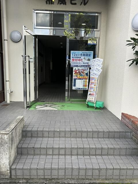 湘風ビルのエントランス