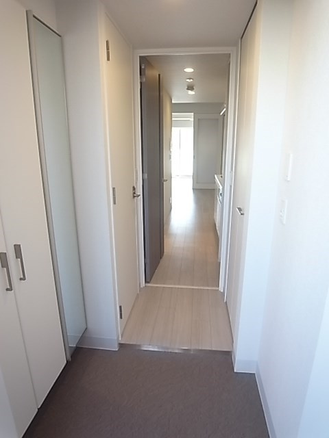 クロスレジデンス神戸元町の玄関