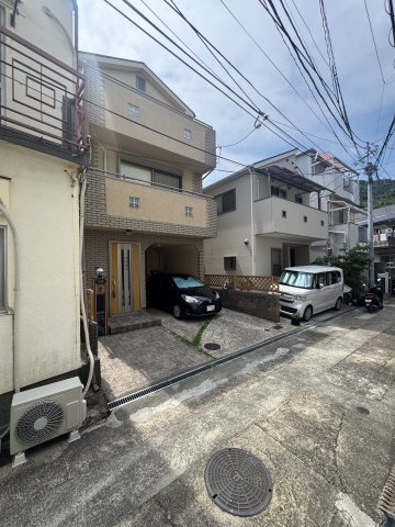 シャトー平野の駐車場