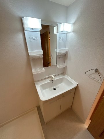 ＵＲＫＯＢＥ・岡本4号棟の洗面所