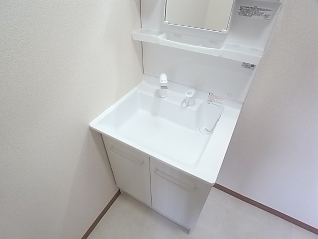 御園2丁目テラスハウスの独立洗面台|独立洗面台あり、毎朝おしゃれに忙しい女性の方におすすめです
