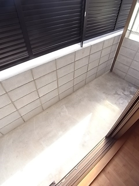 御園2丁目テラスハウスのバルコニー|外からの目が気にならないバルコニーで洗濯物が干せます