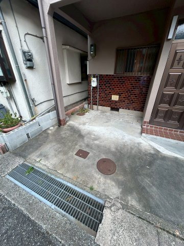 芦屋市朝日ケ丘町戸建の駐車場
