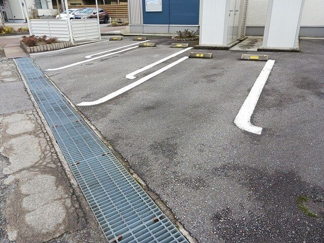 フルールⅥの駐車場