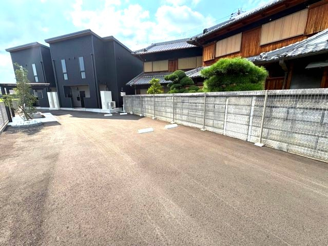 ノワールコートの駐車場