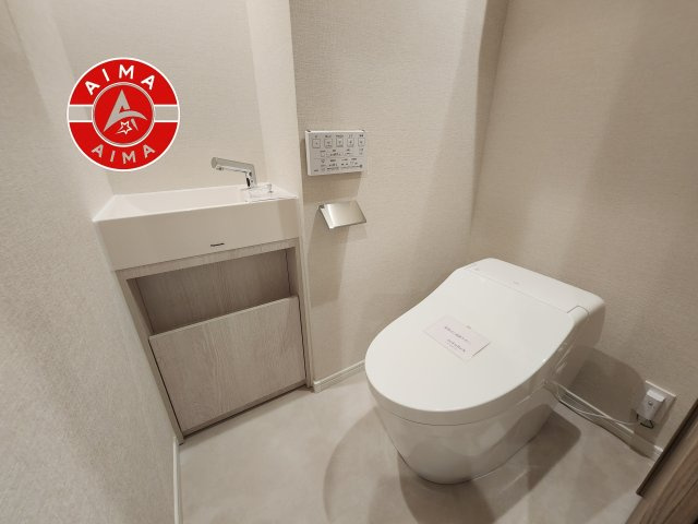 ロイヤルマンション別府のトイレ|白を基調とした、シンプルながらも落ち着くデザイン。洗浄付き温水便座で機能性も兼ね備えています
