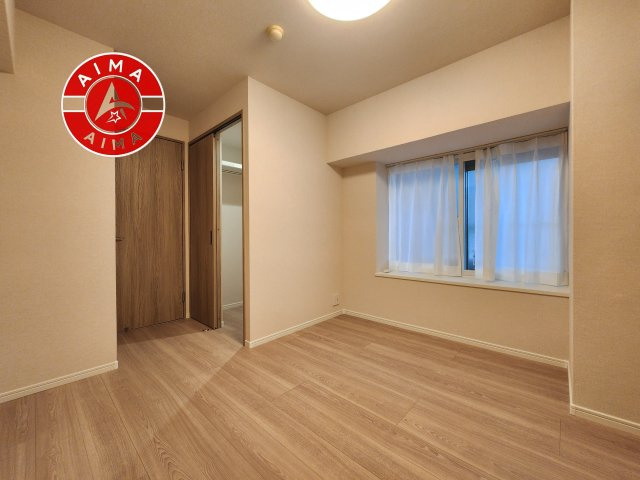 ロイヤルマンション別府の寝室|主寝室には収納力に優れたクローゼットがありますので、お部屋もすっきり片付きます。