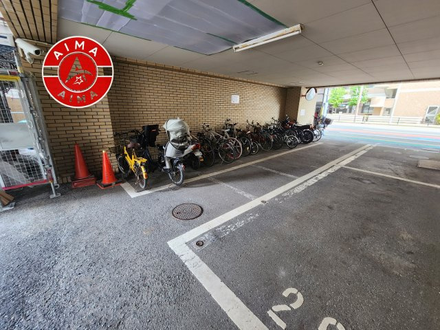 ロイヤルマンション別府の駐輪場|屋根付きの駐輪場なので雨の日でも安心です。