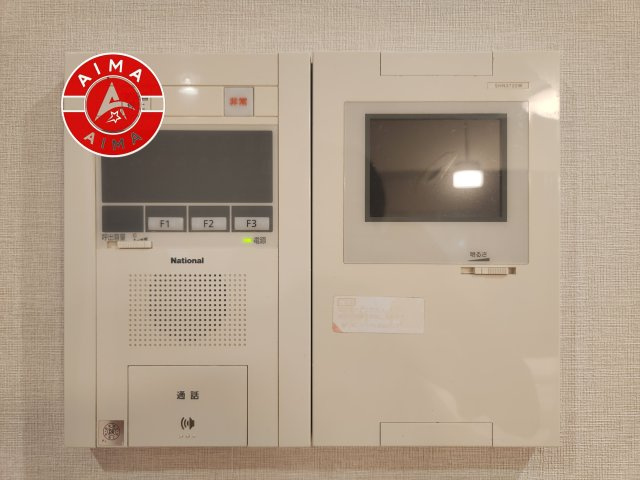 ロイヤルマンション別府のセキュリティ|玄関を開ける前に、室内のモニターで来訪者の顔と姿をしっかりと確認できるTVモニター付きインターホンを完備。