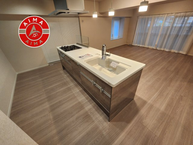 ロイヤルマンション別府のキッチン|ダイニングテーブルへの配膳がラクラク、お料理はかどるカウンター付きシステムキッチン！