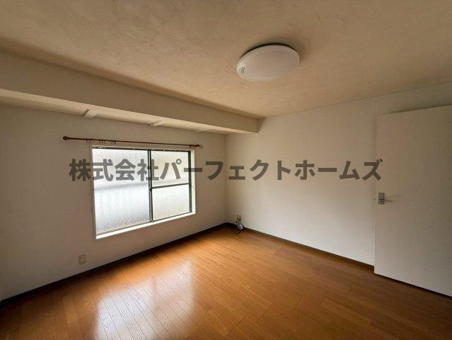 枚方市春日東町２丁目の一戸建ての洋室|落ち着いた色調の洋室です