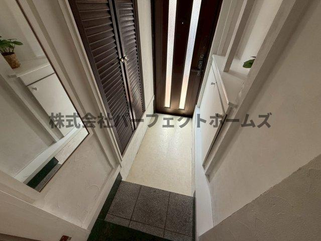 枚方市春日東町２丁目の一戸建ての玄関|収納もある玄関です