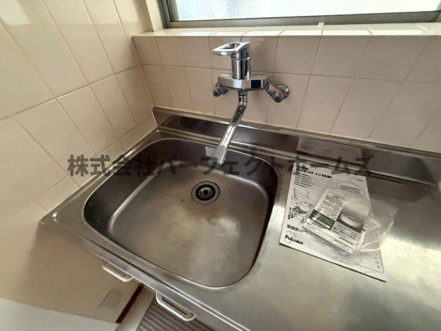 枚方市春日東町２丁目の一戸建てのキッチン|コンパクトなキッチンで掃除もラクラク