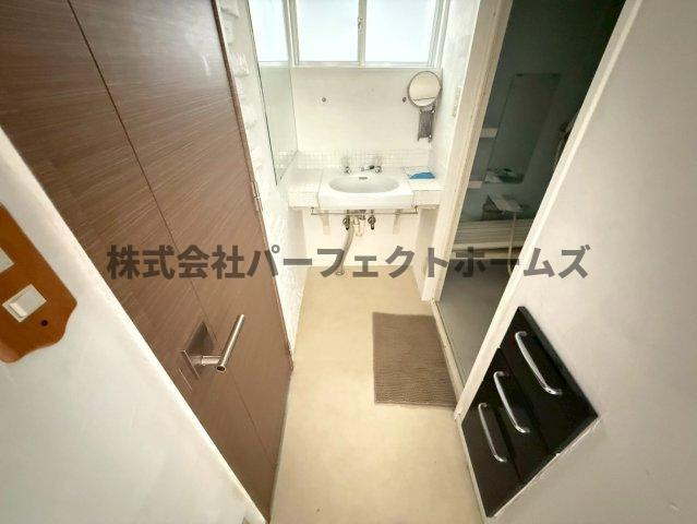枚方市春日東町２丁目の一戸建ての洗面所|脱衣スペースもあります