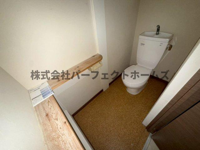 枚方市春日東町２丁目の一戸建てのトイレ|シンプルで使いやすいトイレです