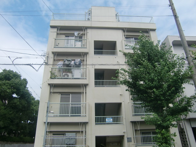 新堂マンションのエントランス