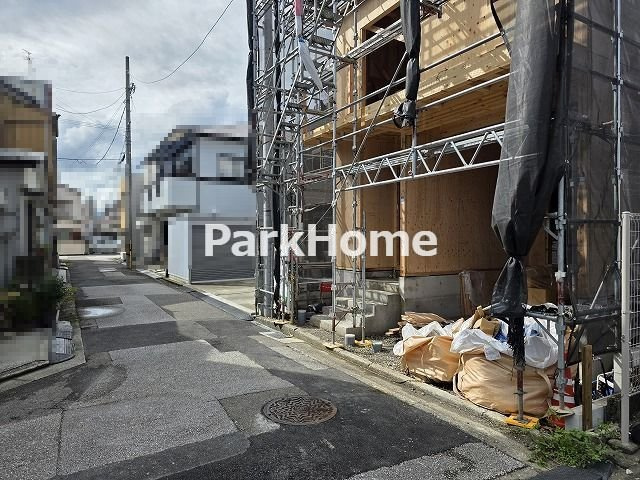 高知市城見町　新築戸建ての前面道路含む現地写真