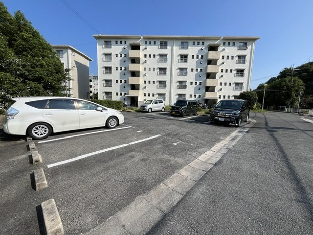 公団狭山住宅23号棟の駐車場