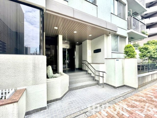 パークハイム東陽町のエントランス|【エントランス】マンションのエントランスは、その物件の印象を決める、顔とも言える場所です。毎日通る場所ですからきれいなのが一番です。エントランス内はオートロックですので暮らしの安全も確保されています。