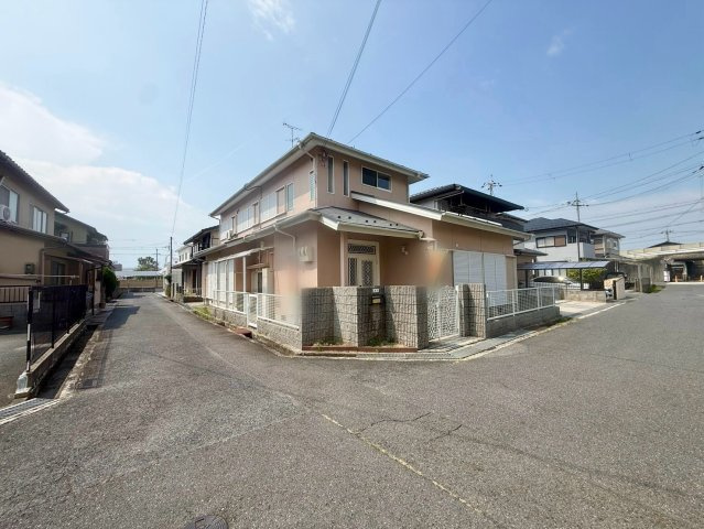 野洲市久野部　中古戸建ての前面道路含む現地写真