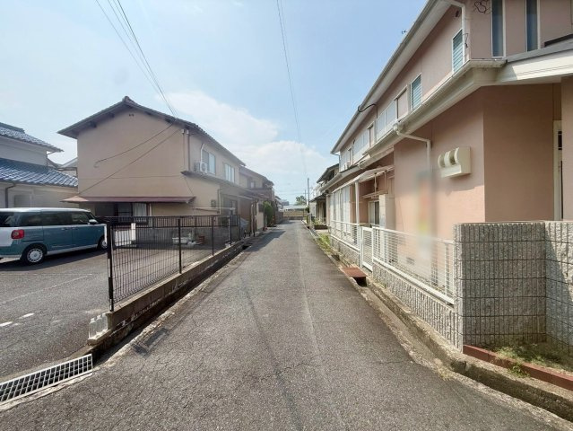 野洲市久野部　中古戸建ての前面道路含む現地写真