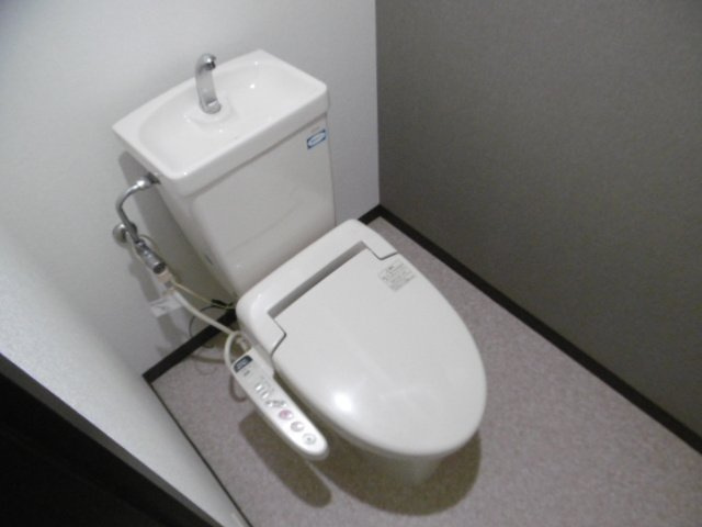 【トイレ】 | オウミ住宅ビル | 清潔感のあるトイレです