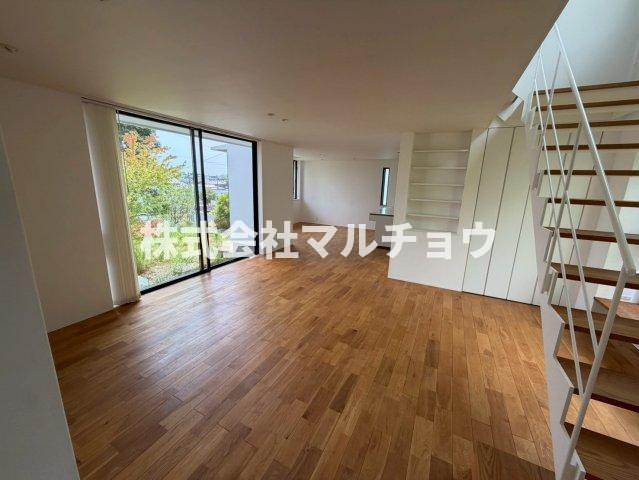 南紀の台戸建の居間・リビング|内装です
