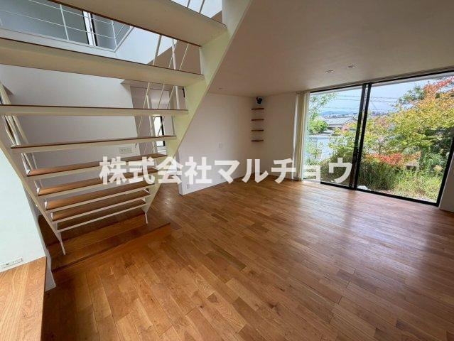 南紀の台戸建の居間・リビング|内装もきれいです