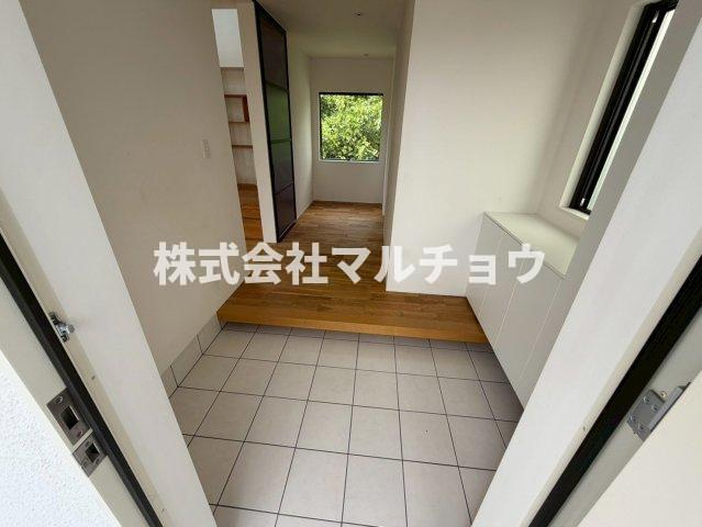 南紀の台戸建の玄関|明るい玄関です