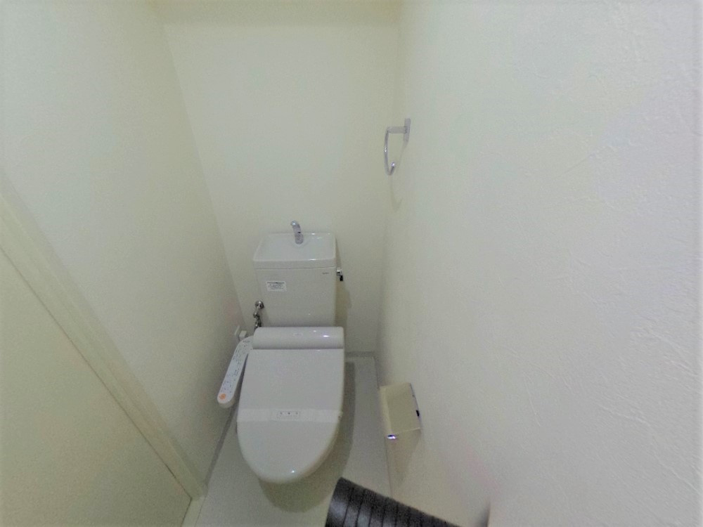 アイビーコートのトイレ|落ち着いた色調のトイレです