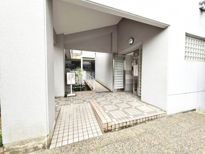 【エントランス】 | コスモ北野田 | 【専用庭・専用権利付駐車場あります】マンションでありながら、大切な愛車を専用スペースにキープ！贅沢な戸建て感覚を味わえます！