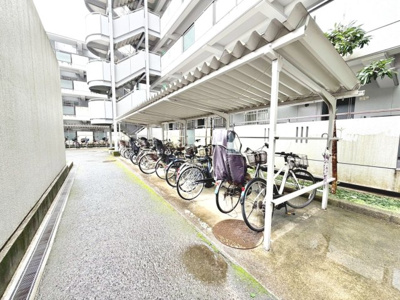【駐輪場】 | コスモ北野田 | 対面式のカウンターキッチンです！できたての料理をすぐにカウンターへ運べるので、配膳が楽ですね♪