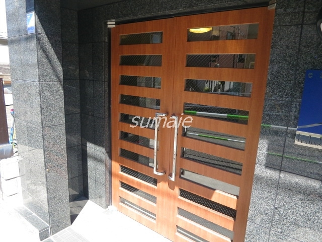 エテルノ板橋本町のエントランス|木製の素敵な入口ですね☆