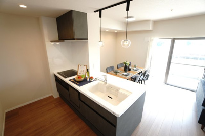 【キッチン】 | 【上質リノベ】コンツェルトパーク宇品ハーバーランド | 【キッチンスペース】
今回は、キッチンはAXIS KITCHEN（アクシスキッチン）を中心に、
住まいを再構築しました。リビングとはシームレスに繋がるようになり、
家族や友人との自然な交流が生まれます