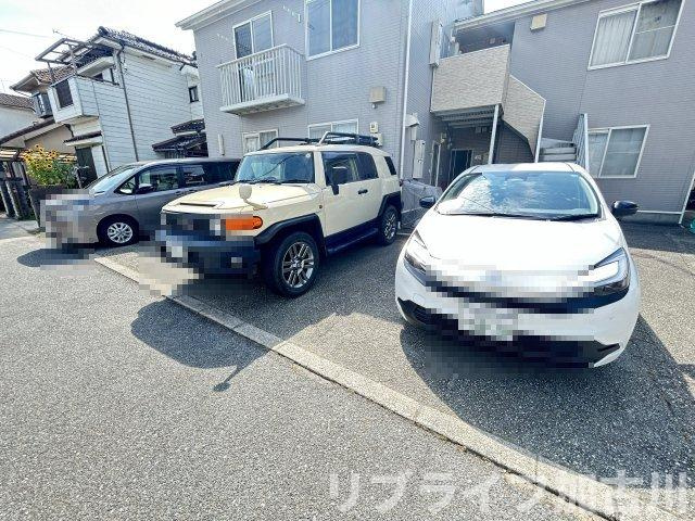 ドミール中津の駐車場