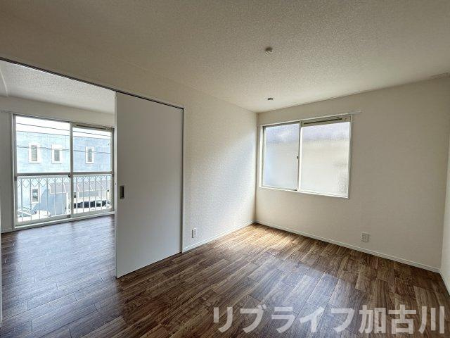 ドミール中津の洋室