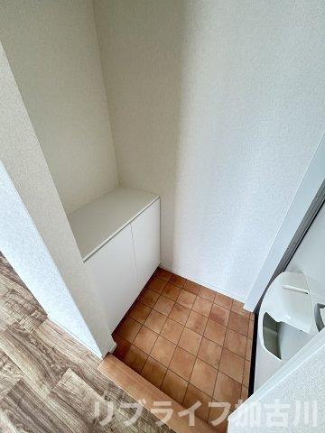 ドミール中津の玄関