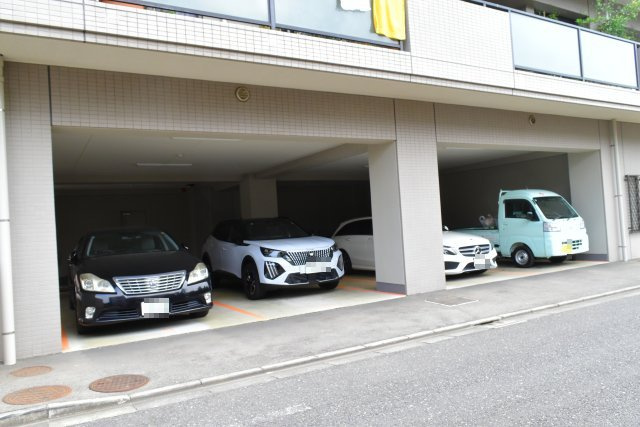 国立市西２丁目の中古マンションの駐車場