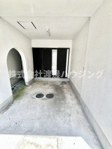 寝屋川市池田1丁目5戸建貸家の駐車場