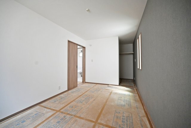 尼崎市稲葉荘1丁目新築一戸建て│3LDK+駐車1台可の子供部屋|-1階洋室6.0帖-
シンプルな中にもデザイン性を感じられるアクセントクロスを採用