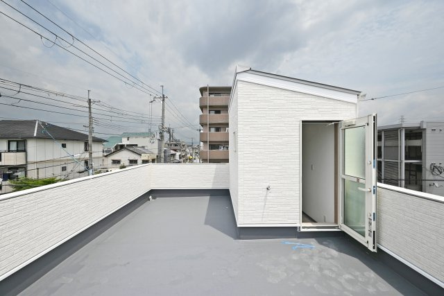 尼崎市稲葉荘1丁目新築一戸建て│3LDK+駐車1台可のバルコニー|ルーフバルコニー付◎広々としたルーフバルコニーは、洗濯物や布団をたっぷり干せるだけでなく、おうちカフェやガーデニングなど、家族それぞれの楽しみ方が広がる開放的なプライベート空間です。