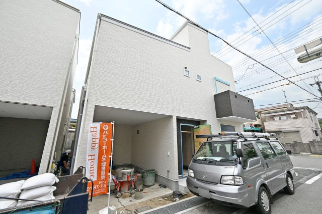 尼崎市稲葉荘1丁目新築一戸建て│3LDK+駐車1台可の外観|JR「甲子園口」駅徒歩20分×全居室6帖以上のゆとりある3LDK開放感◎開放感あふれるルーフバルコニーで、おうち時間も心地よく楽しめます。