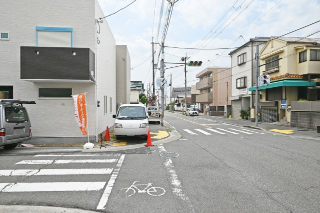尼崎市稲葉荘1丁目新築一戸建て│3LDK+駐車1台可の前面道路含む現地写真|前面道路は北側6.0ｍ公道、西側12.0ｍ公道です。