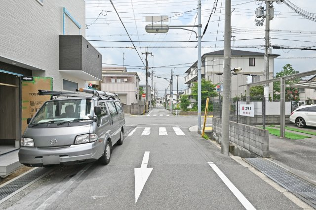 尼崎市稲葉荘1丁目新築一戸建て│3LDK+駐車1台可の前面道路含む現地写真|前面道路は北側6.0ｍ公道、西側12.0ｍ公道です。