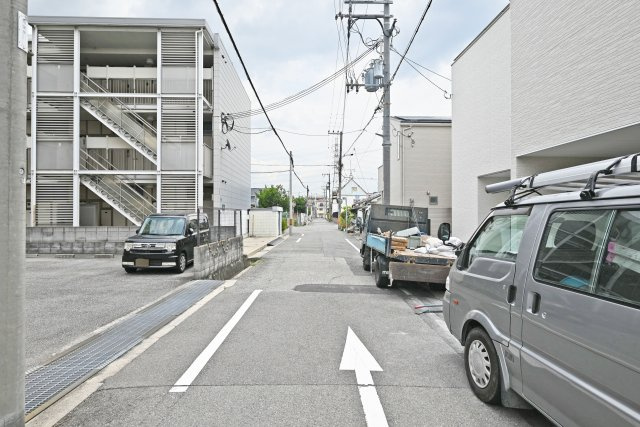 尼崎市稲葉荘1丁目新築一戸建て│3LDK+駐車1台可の前面道路含む現地写真|前面道路は北側6.0ｍ公道、西側12.0ｍ公道です。