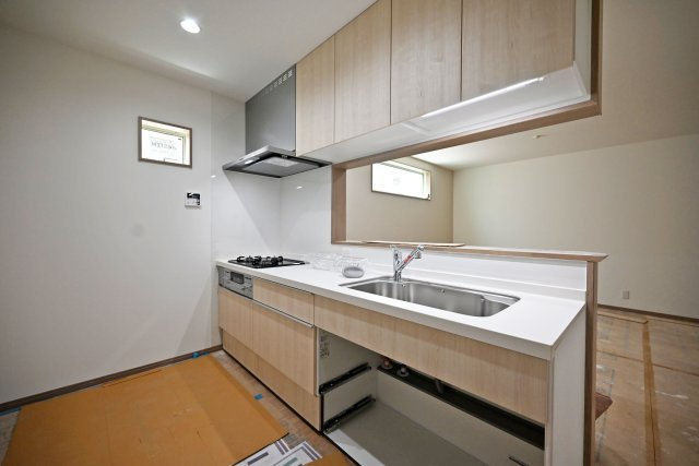 尼崎市稲葉荘1丁目新築一戸建て│3LDK+駐車1台可のキッチン|リビングを見渡せる開放的なキッチン◎
使い勝手の良いキッチン。毎日の家事もスムーズにこなせます。